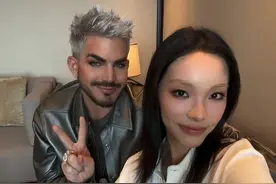 刘柏辛晒合照官宣成为亚当的音乐合伙人：很荣幸，亚当是我从小学就爱听的歌手图片