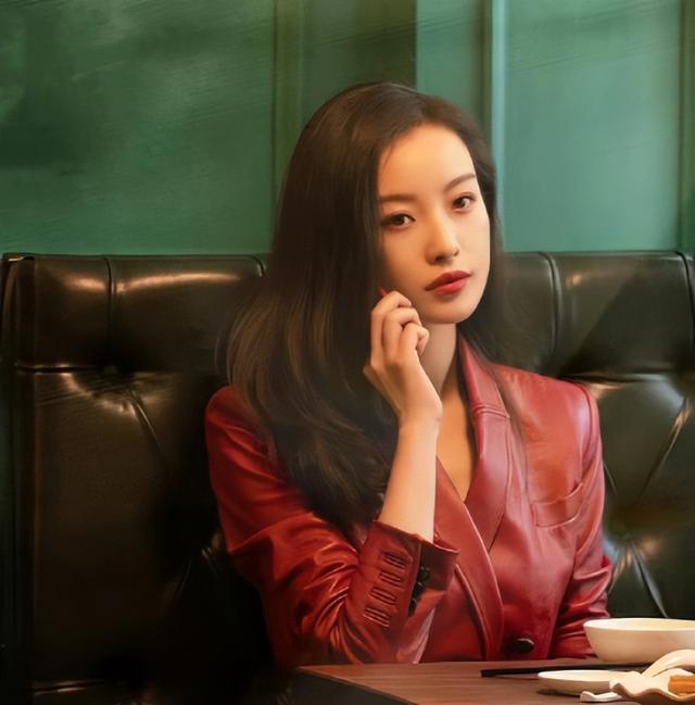 37岁倪妮晒照过圣诞，一细节暴露真实现状，难怪当初看不上冯绍峰