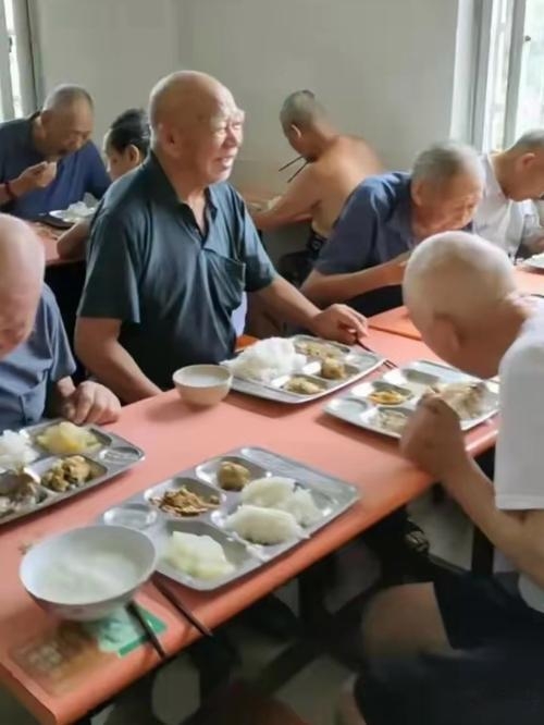 年轻人住进养老院,究竟是逃避现实,还是另有隐情?