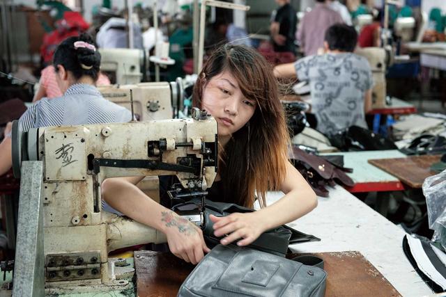30年打工路、150万张照片，占有兵用镜头为底层打工人“立传”！