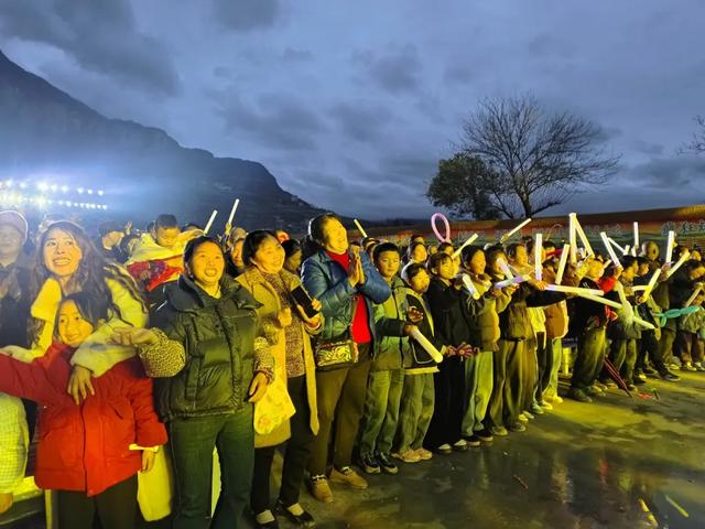 人气爆棚!桐梓春季“村晚”圈粉外地游客!