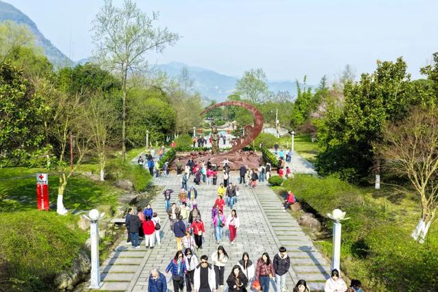 “三八”妇女节人气火爆！明月山迎来春日登山热潮！