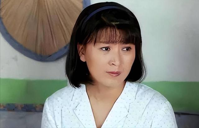 风向变了？央媒公开点名闫学晶，文案信息量大，32岁儿子也被连累