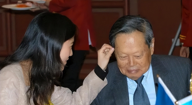 翁帆相伴21年，杨振宁去世后，继子杨光诺一句感谢话让她口碑暴涨