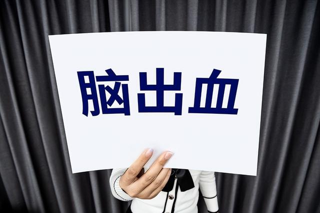 55岁女子突发脑梗去世，生前爱运动不熬夜，丈夫哭诉：她不听我的