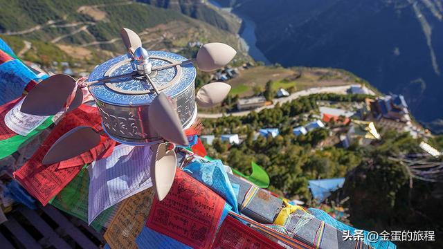 雪岭之下静土，在澜沧江峡谷之上，与梅里雪山对望的崩贡寺