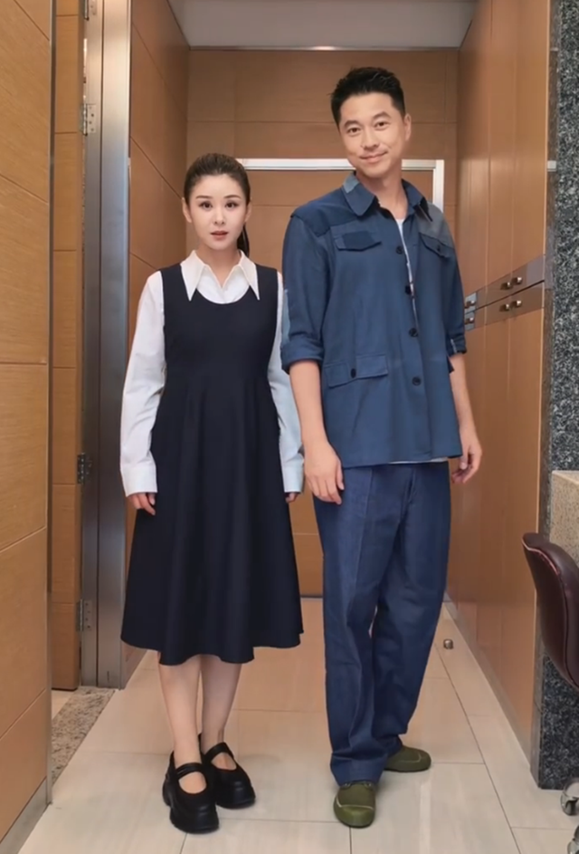 李小萌夫妇在家请客，复式大平层装修很有格调，王雷喝酒也抽烟