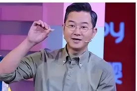 踩两任前妻肩膀上位，娶小16岁空姐却逼其辞职，情感专家不简单图片