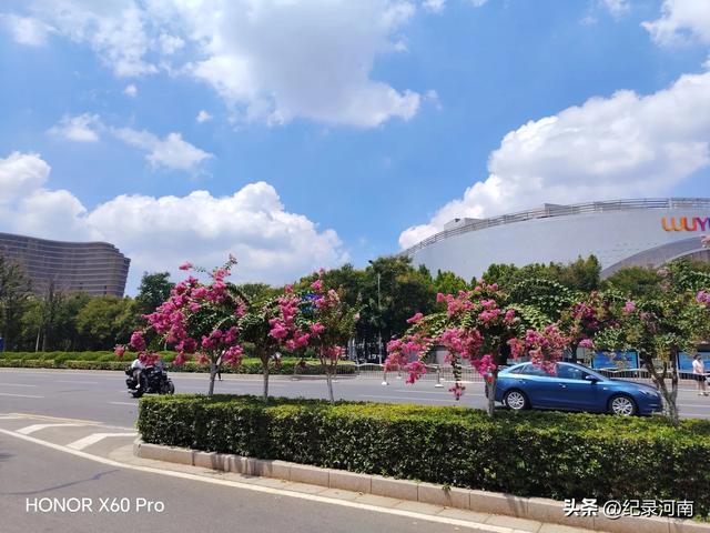 信华建国酒店和新城吾悦广场，如同商丘市中心城区的两颗璀璨明星