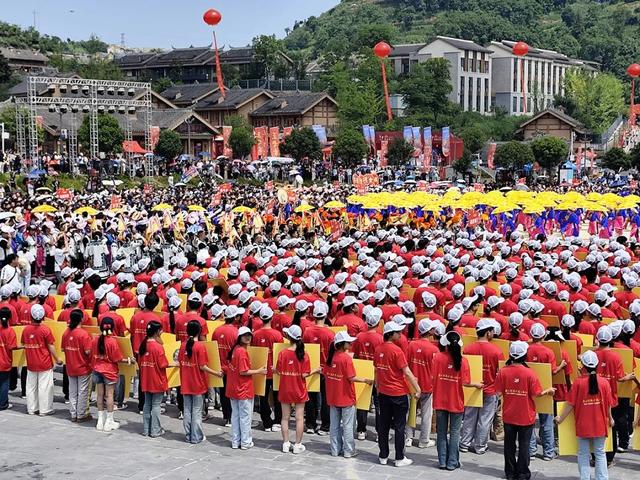 贵州·晴隆第十五届彝族火把节燃情开幕