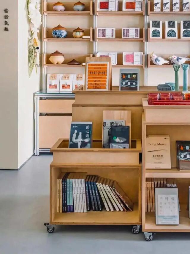 在三里屯逛殡葬店，买到了人生墓碑