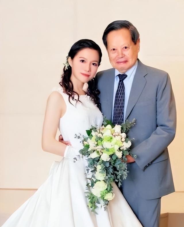 杨振宁去世，翁帆发文悼念！49岁无儿无女的她，将何去何从？