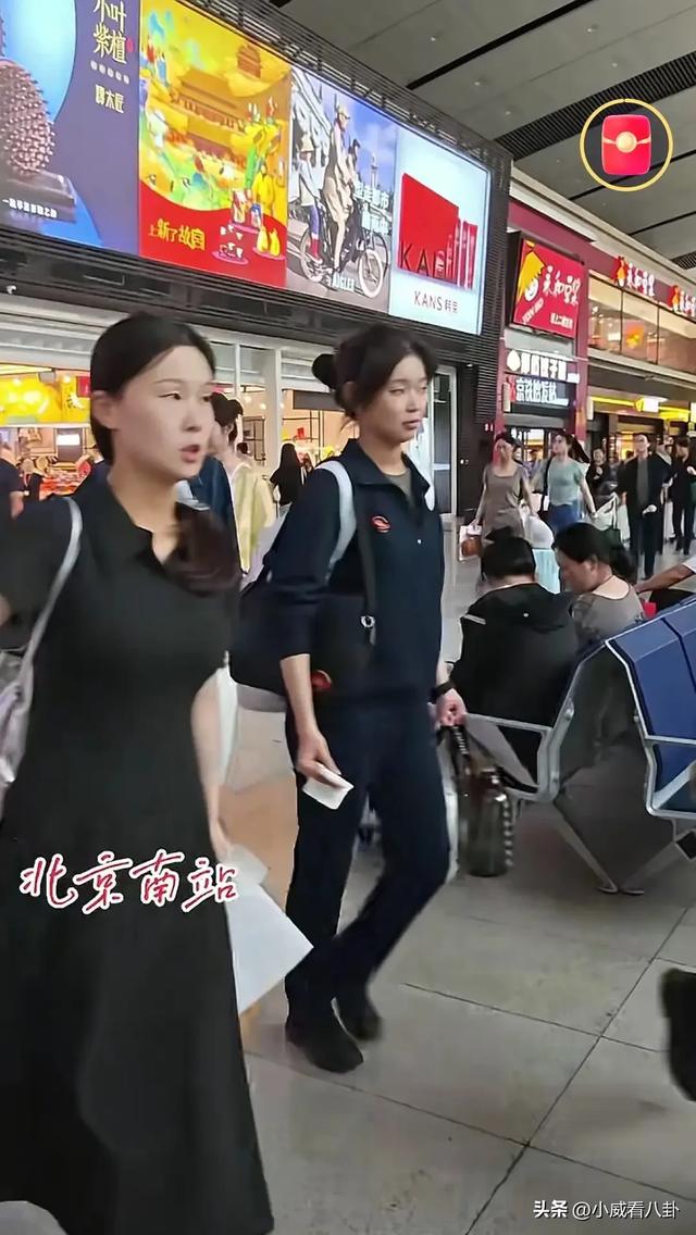 车站遇见参加完九三阅兵的女民兵，脱下迷彩服换上便装，个高时尚