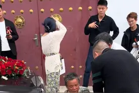 不嫌丢人？大爷拦婚车要喜烟嫌少坐地不起，网友：直接抬一边去图片