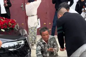 不嫌丢人？大爷拦婚车要喜烟嫌少坐地不起，网友：直接抬一边去图片