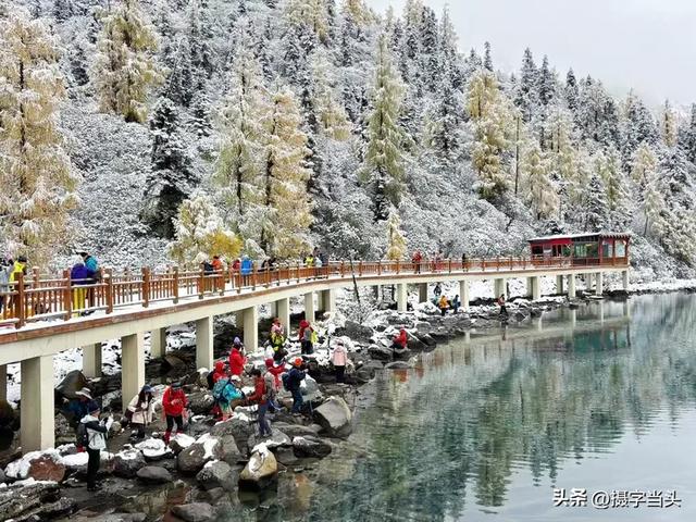 甲依拉措 :一场白雪与彩林的盛宴