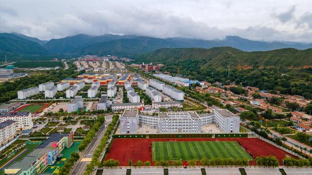 宁夏与甘肃陕西三省交界有座小城，山河温婉，让范仲淹都流连忘返