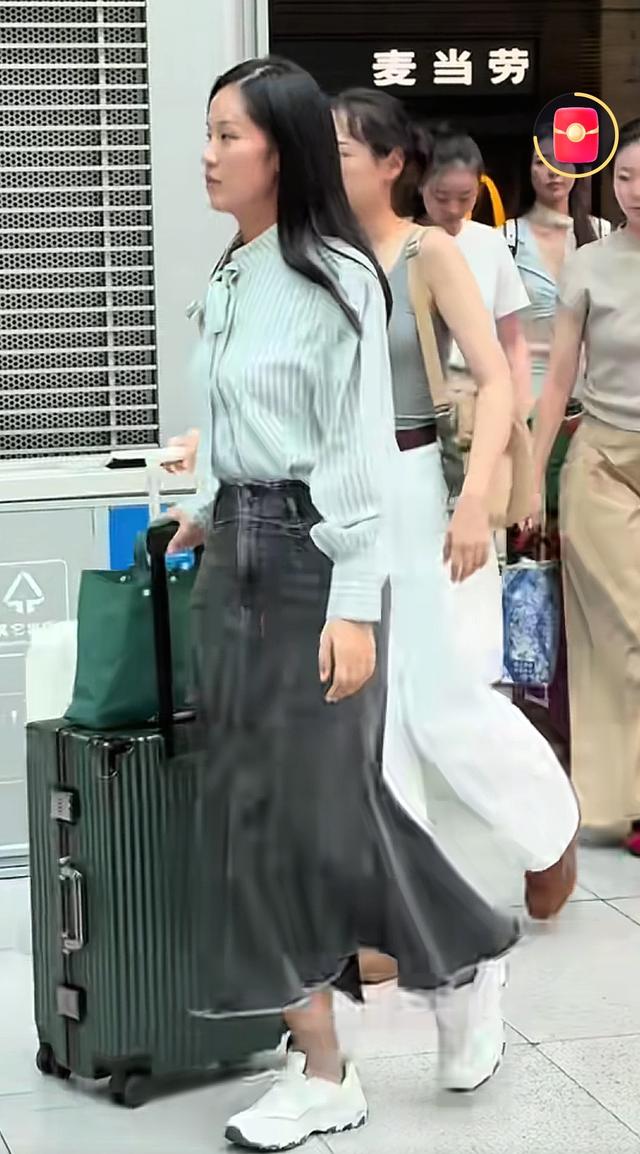 车站遇见参加完九三阅兵的女民兵，脱下迷彩服换上便装，个高时尚