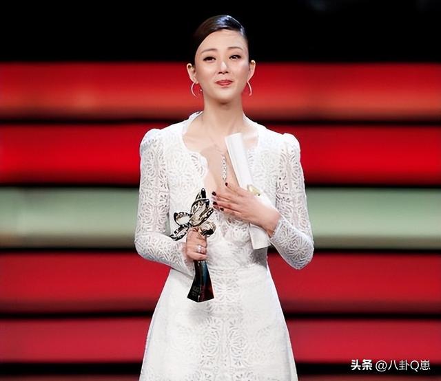 她是演员中的富婆，豪车多的开不过来，如今45岁却像年龄少女