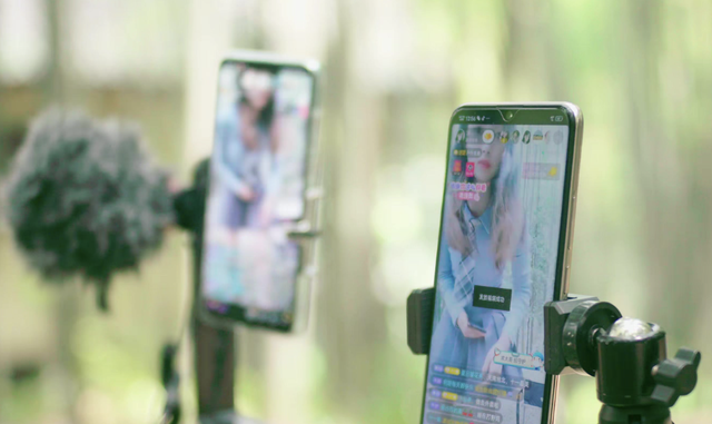 花光养老金，家人管不了！2000亿打赏市场，中老年人竟成主力