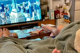 异地情侣见面后是什么滋味?网友:见面第一天，都不会出门吗？图片