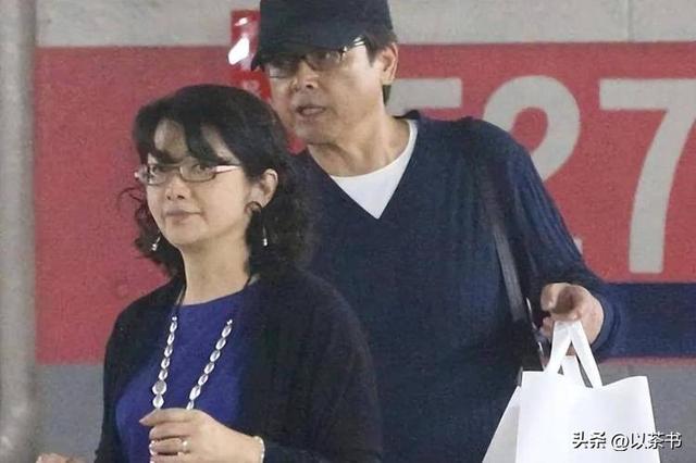 73岁三浦友和现状：不靠儿孙不住豪宅，只想和山口百惠安静老去