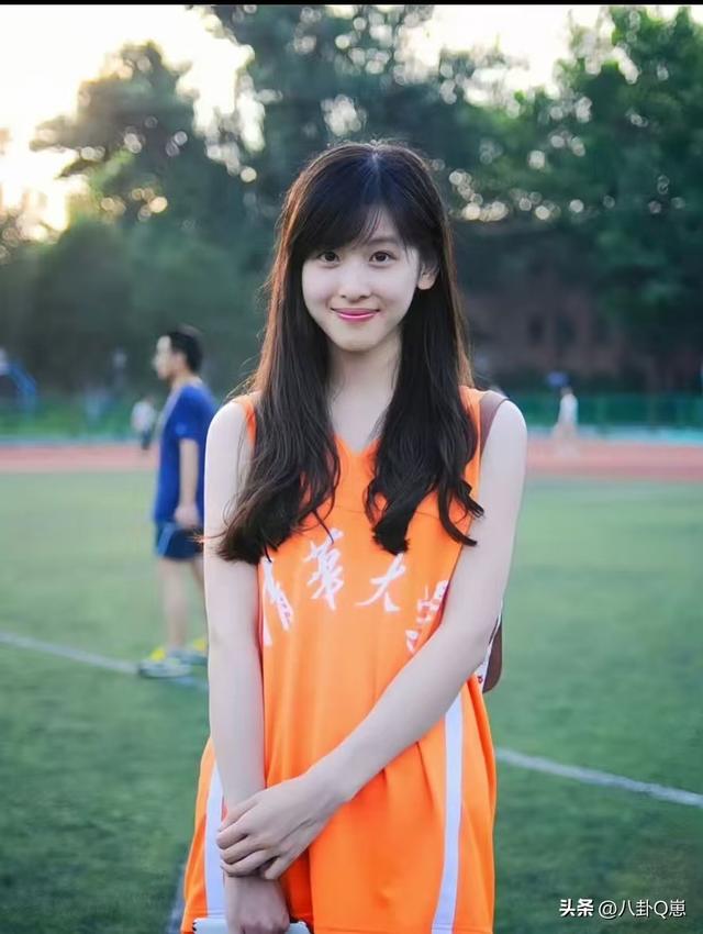 婚变传闻仅5天，刘强东"坦白"没自信，章泽天状态好到和男星看展