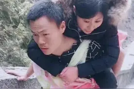 山东1女子半夜跳墙私奔，摔成瘫痪，10年后，小伙背着她爬上泰山图片