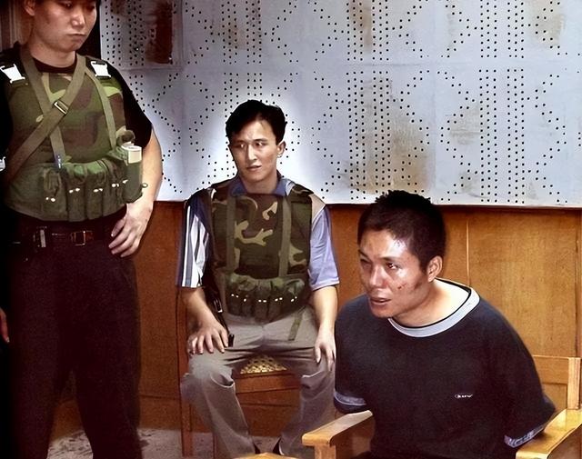 2001年张君走下法庭，含泪签完字后被押刑场，行刑过程中表情镇静