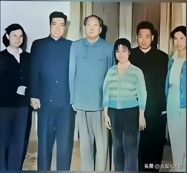 1974年，刘思齐再婚后和丈夫及孩子们的合影，满脸洋溢着幸福