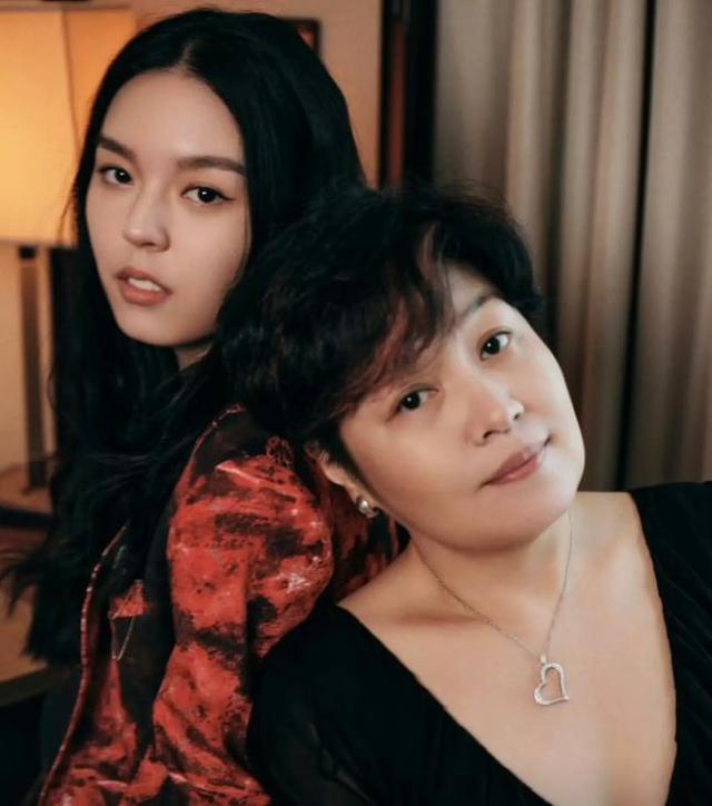 李咏也没想到，自己离世8年后，23岁的女儿就走上一条异样的道路