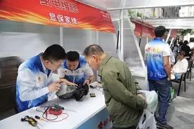 40名劳模工匠上街 为市民提供各类专业服务图片