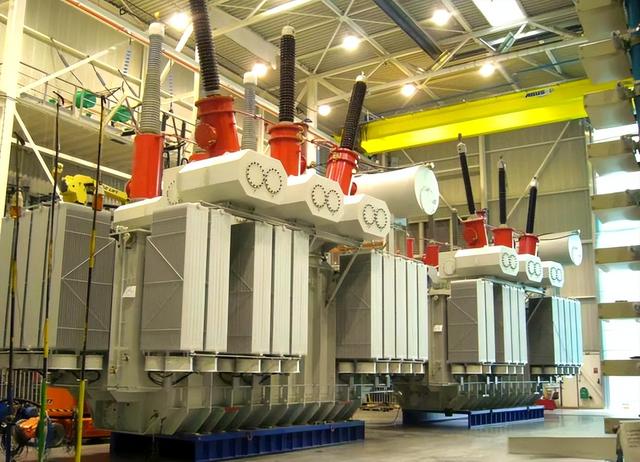 马斯克预言成真！全球争抢的不是芯片，而是中国20万一台的变压器