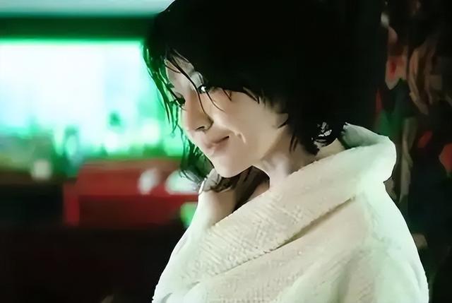她一生 “风流成性、老少通吃”，撩汉无数，现如今56岁却依旧单身