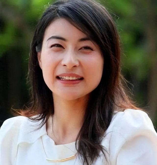 霍震霆没想到	，44岁儿媳郭晶晶再次官宣喜讯，让整个阔太圈沉默了