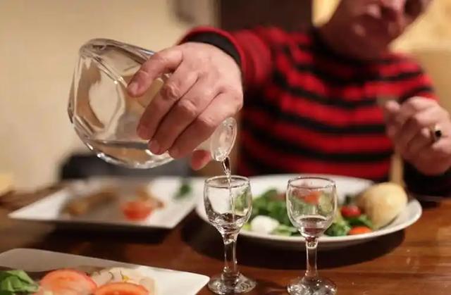 高血压一滴酒都不能沾?医生怒斥:血压高还喝酒,或引起4并发症