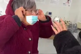 奶奶每天玩手机到凌晨近视2300度，孙女：爷爷更离谱图片