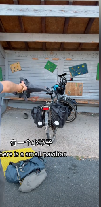 独腿骑行博主到法国小镇，意外被外国人疯狂投喂，感动的说不出话