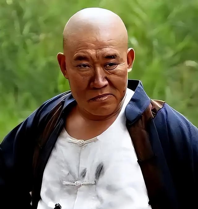 他因嘴歪演了半辈子坏人，令人想不到的是，他女儿是我们熟悉的她