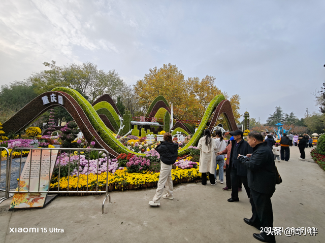 15分钟617人登顶龙亭大殿，传统观光景区迈向沉浸夜游的关键一步