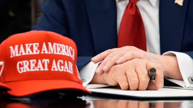 一份国家安全战略，引爆美国内斗，特朗普被骂在写“国家遗书”