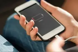 手机充电到100%再拔？原来我们都做错了！难怪手机寿命越来越短图片