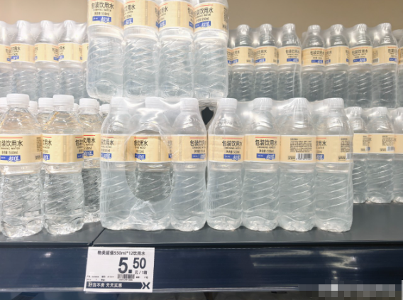 当5块钱12瓶的矿泉水开始出现：中国进入了硬折扣时代