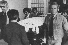 1973年李小龙离奇去世，葬礼上来了六位神秘扶灵人，他们都是谁？图片