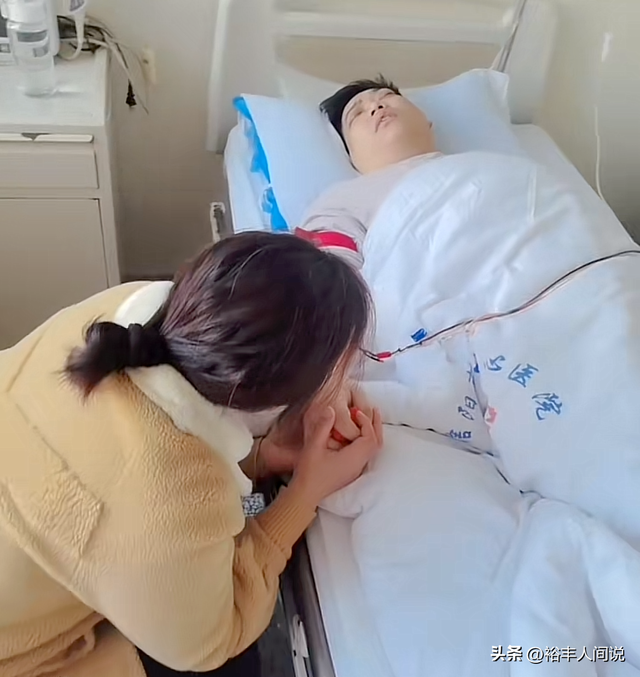 河南大学生王梦麒去世，年仅24岁，爸爸出轨患脑出血，妈妈不离弃