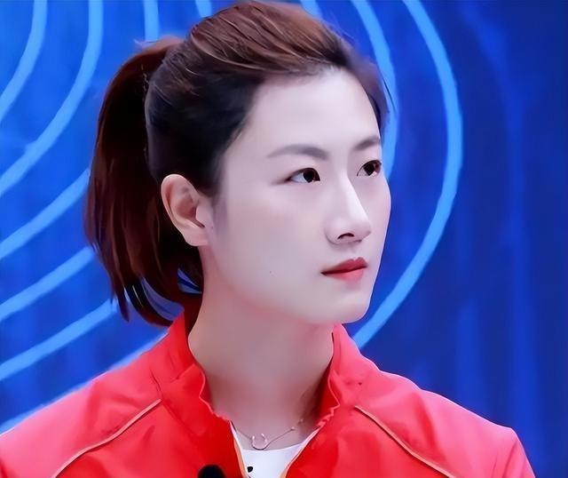 原来他是乒乓球奥运冠军丁宁的父亲，难怪退役后她能在北京当校长