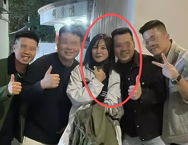 落毛凤凰不如鸡！49岁赵薇再曝近况，全身包裹严实 不敢露脸怕见人
