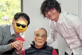 88岁谢贤罕见露面，儿子谢霆锋不在，独自过年，状态恍惚令人唏嘘图片