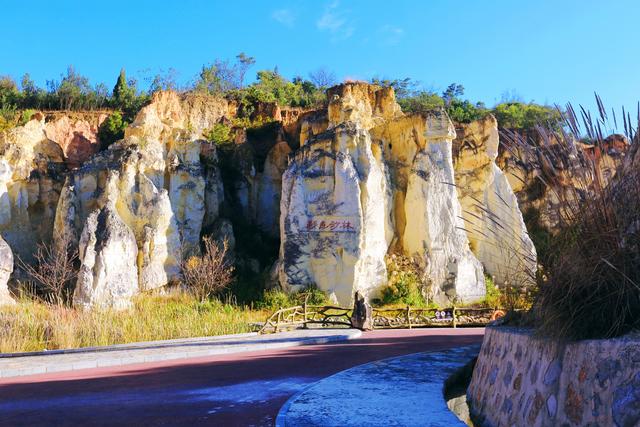 云南曲靖彩色沙林，一处凝固的彩虹秘境，漫步亿万年的时空隧道