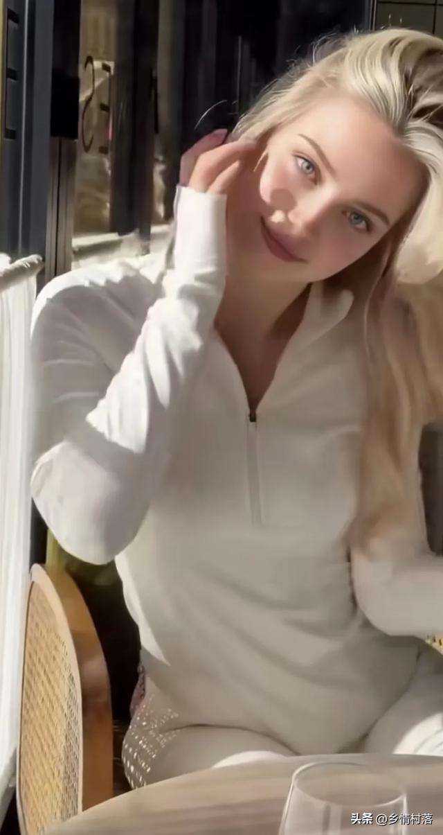 荷兰第一女星，如花般的容颜，笑起来是真的很美
